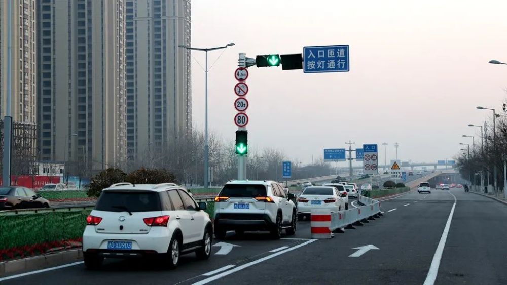 天津市快速路匝道口將啟用11處車道信號(hào)燈