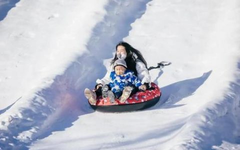 冰雪旅游逐漸升溫 民間雪雕引游客前來打卡