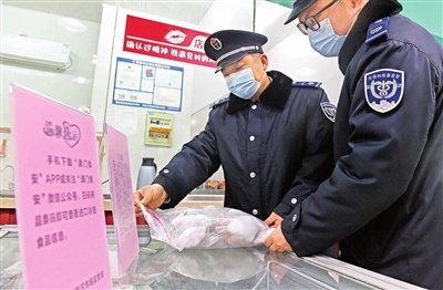 濱海新區(qū)大港寨上街市場(chǎng)監(jiān)管所深入各大超市、集貿(mào)市場(chǎng)和冷庫(kù)，加強(qiáng)對(duì)進(jìn)口冷鏈?zhǔn)称?、進(jìn)口冷鏈?zhǔn)称蜂N售環(huán)節(jié)監(jiān)管，嚴(yán)格落實(shí)溯源制度和進(jìn)口冷鏈?zhǔn)称贰拔宀粶?zhǔn)”。 本報(bào)記者 王濤 攝