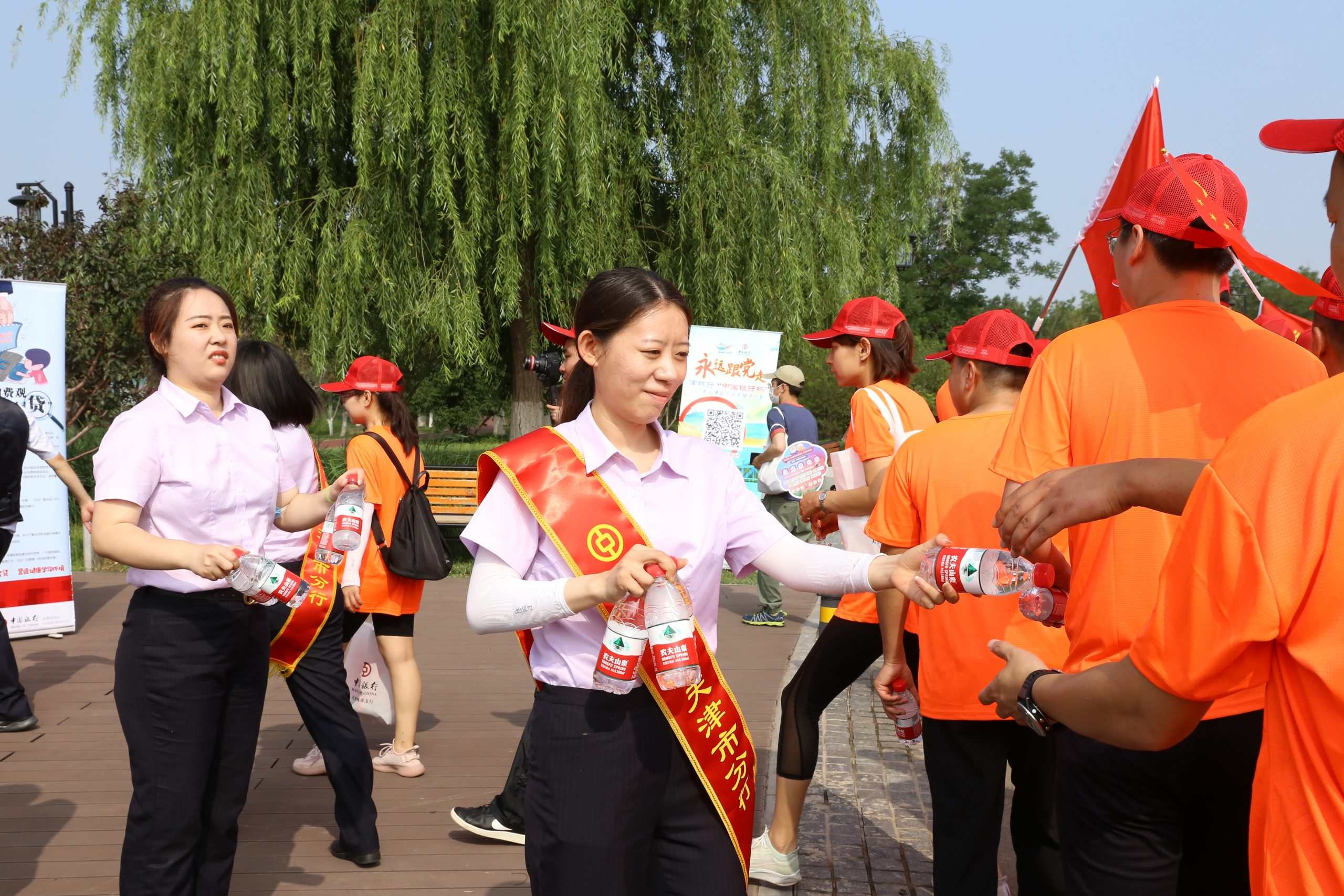 “永遠(yuǎn)跟黨走?津城行‘中國銀行杯’ 2021年天津百萬市民健步大會”（西青站） 暨2021年全國“行走大運河”全民健身健步走活動 天津市西青分會場活動隆重舉行