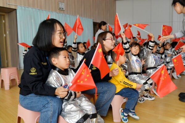 “童”筑航天夢(mèng) 高新區(qū)第一學(xué)校附屬幼兒園師生集體觀看神舟十七號(hào)載人飛船發(fā)射