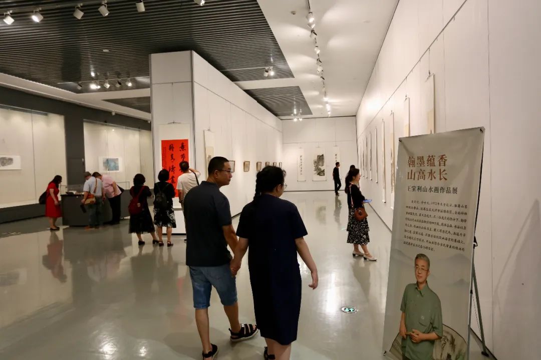 王寶利山水畫作品展在濱海美術(shù)館開幕 75件套作品呈現(xiàn)“翰墨蘊(yùn)香”