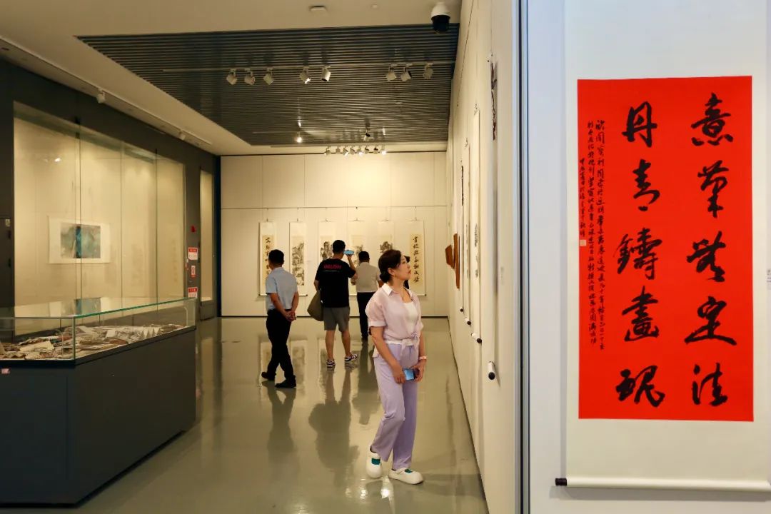 王寶利山水畫作品展在濱海美術(shù)館開幕 75件套作品呈現(xiàn)“翰墨蘊(yùn)香”