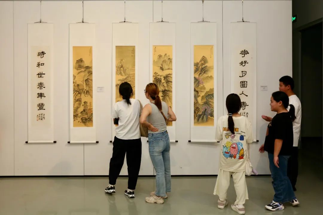 王寶利山水畫作品展在濱海美術(shù)館開幕 75件套作品呈現(xiàn)“翰墨蘊(yùn)香”